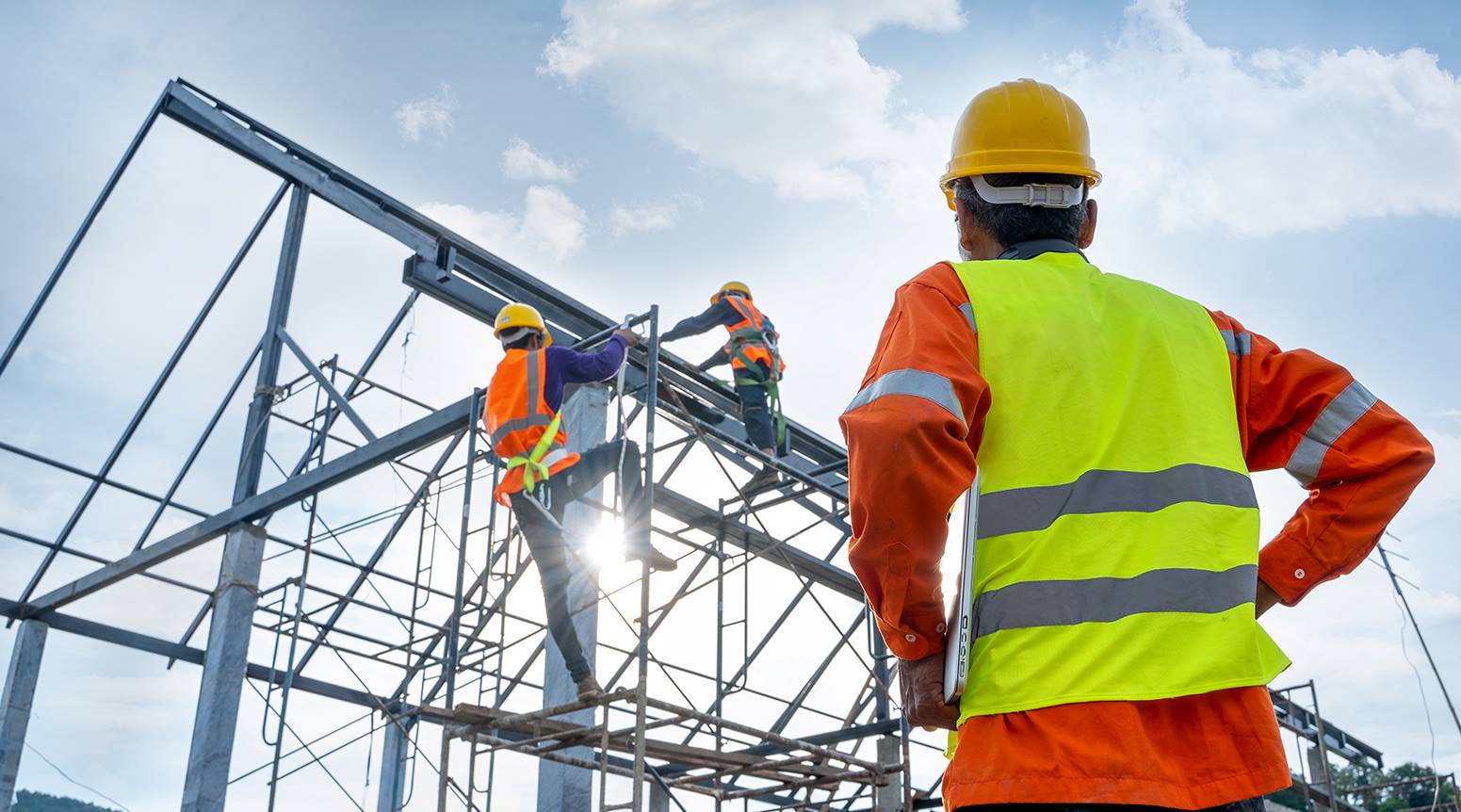 RTX intercom solution used by worker climbing on construction site
