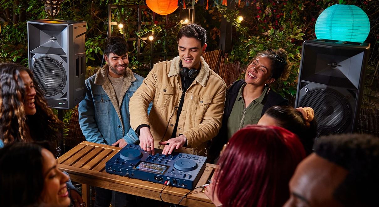 DJ using AlphaTheta WAVE-EIGHT speaker with RTX Sheerlink®